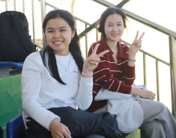 Đến sân sớm cổ vũ bạn trai đá bóng, cô gái chỉ mong không chấn thương