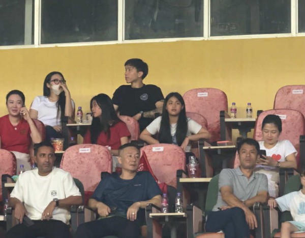 Đoàn Văn Hậu đến chia vui, không nhận HCĐ cùng CLB CAHN