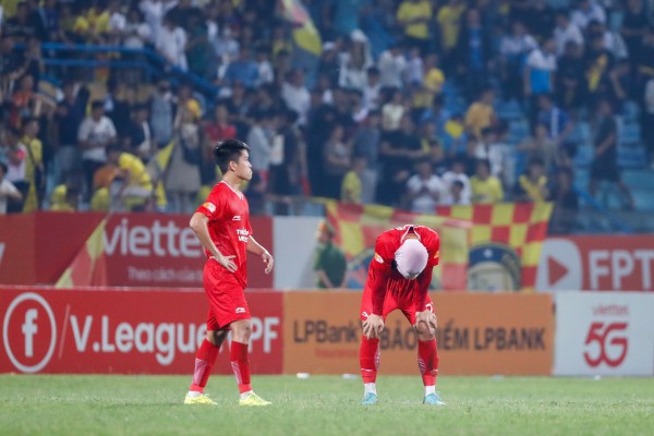 Đội bóng kỳ lạ nhất V-League: Đá thiếu người thì thắng, hơn người... lại thua