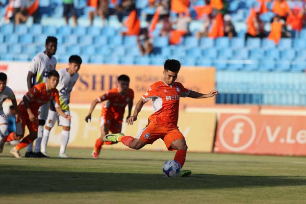 Đua trụ hạng V-League kịch tính hơn phim: Đà Nẵng đá play-off với Bình Phước, Quảng Nam thoát hiểm