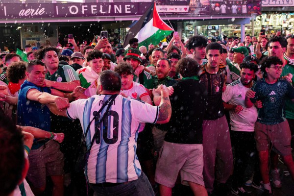 CĐV Argentina và Algeria ẩu đả, màn đấu trí giữa Messi với con trai Zidane sẽ cực nóng