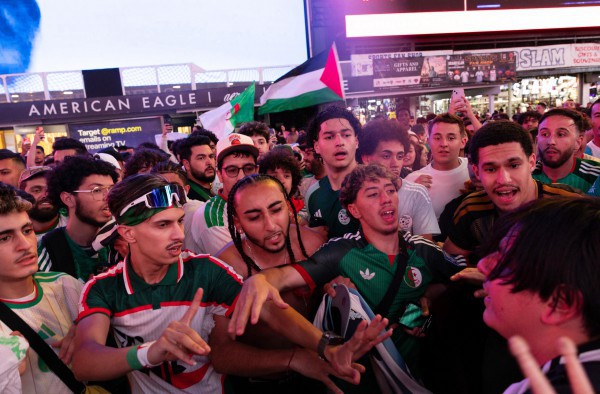 CĐV Argentina và Algeria ẩu đả, màn đấu trí giữa Messi với con trai Zidane sẽ cực nóng