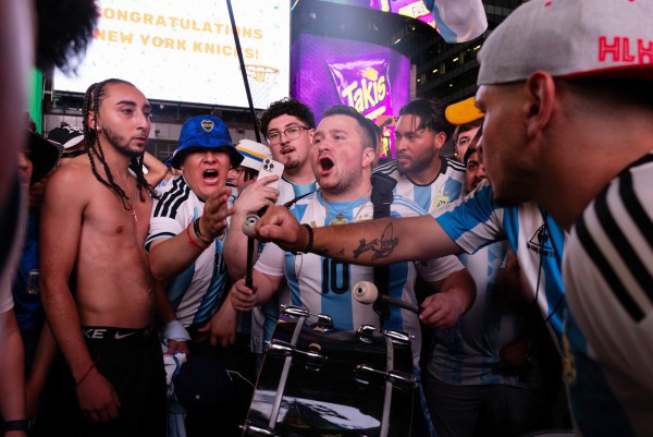 CĐV Argentina và Algeria ẩu đả, màn đấu trí giữa Messi với con trai Zidane sẽ cực nóng