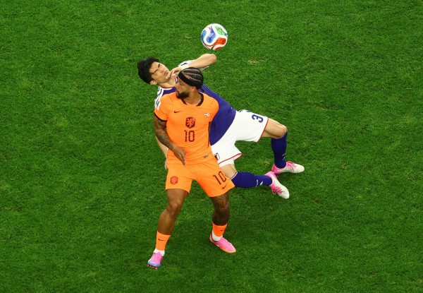 Depay gây phẫn nộ vì đánh vào mặt cầu thủ Nhật Bản, video lộ chứng cứ ‘rành rành’: VAR bị réo tên