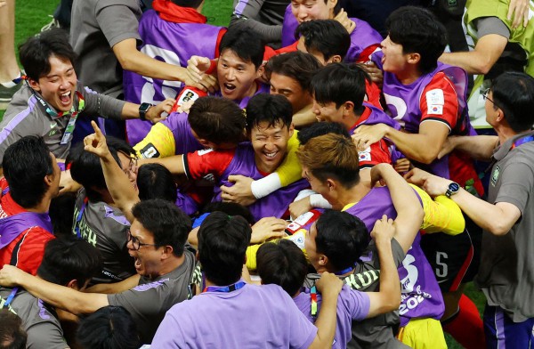 Son Heung-min mờ nhạt, Hàn Quốc vẫn thắng kịch tính: Đẳng cấp 