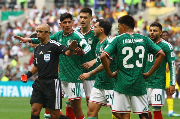 Trọng tài Brazil gây bão mạng vì giải thích cực khó hiểu về thẻ đỏ trận Mexico thắng Nam Phi
