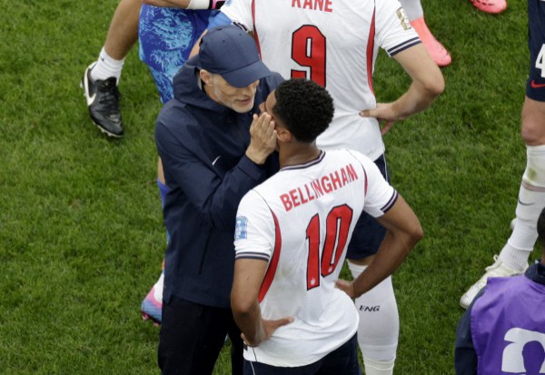 Vi phạm luật mới FIFA, che miệng khi tranh cãi: Bellingham của Anh lại thoát thẻ đỏ, vì sao?