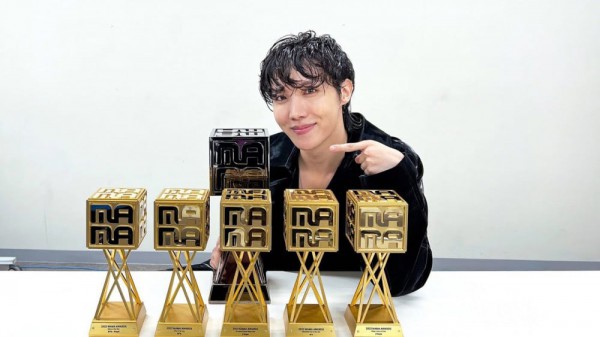 BTS trở thành nghệ sĩ đầu tiên trong lịch sử nhận giải MAMA Bạch kim