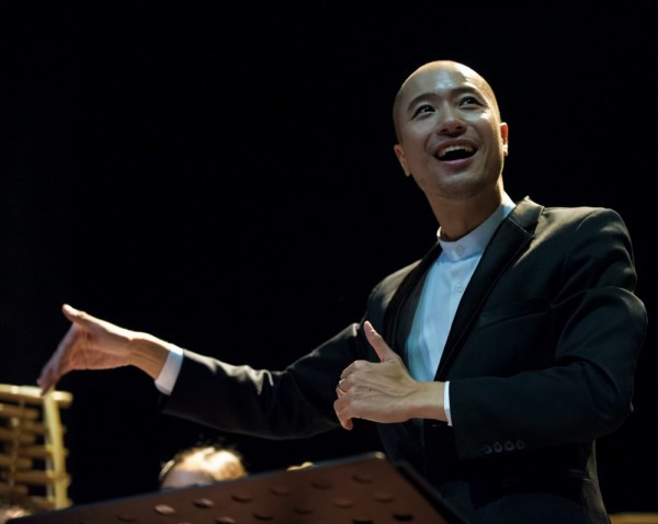 Dàn nhạc giao hưởng của nhạc trưởng Đồng Quang Vinh biểu diễn trên vịnh Hạ Long