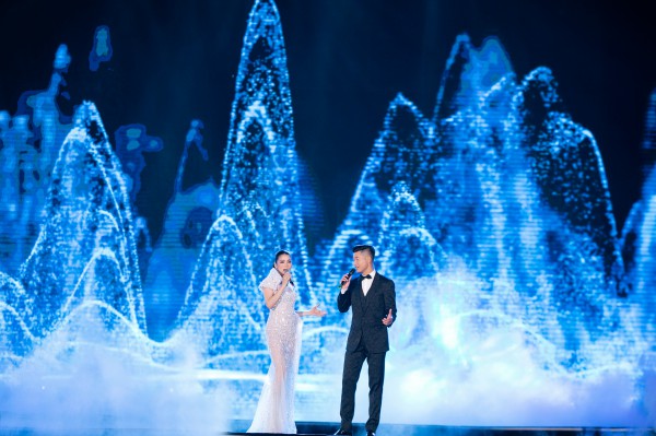 Hồ Ngọc Hà thay trang phục trong chớp mắt trên sân khấu