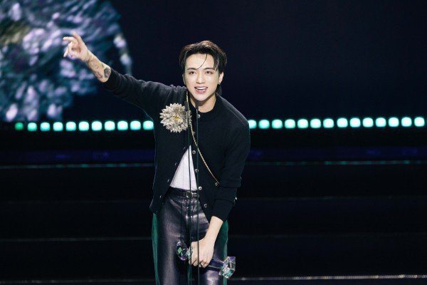 Hòa Minzy bật khóc, Nguyễn Hùng 