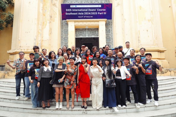 Hơn 100 nghệ sĩ hòa giọng “We are the world” tại Dạ hội Cựu Sinh viên Thủ đô