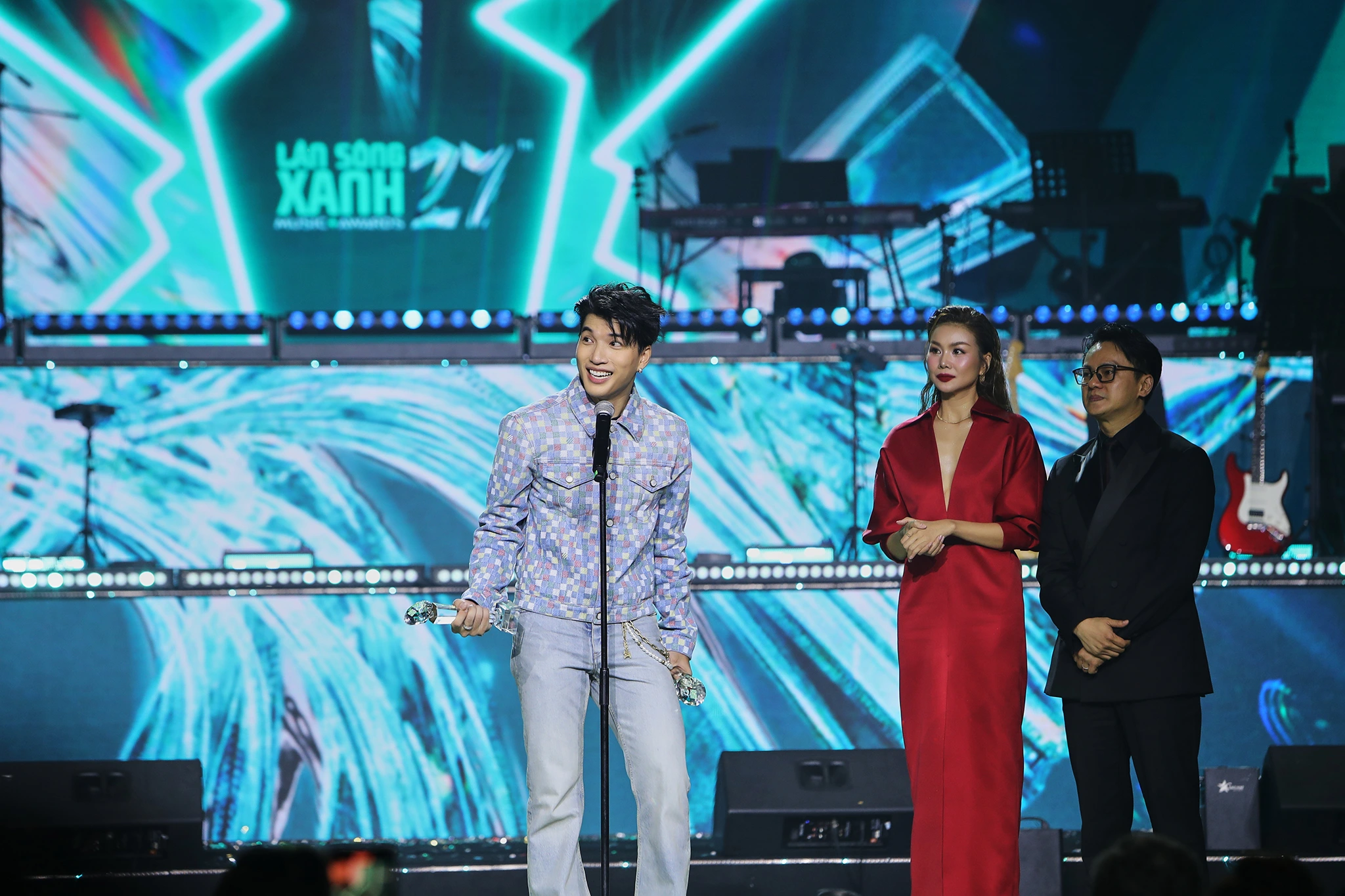 Làn Sóng Xanh 2024: HIEUTHUHAI vượt Sơn Tùng M-TP nhận 3 giải, Soobin đoạt Làn Sóng Xanh 2024: HIEUTHUHAI vượt Sơn Tùng M-TP nhận 3 giải, Soobin đoạt