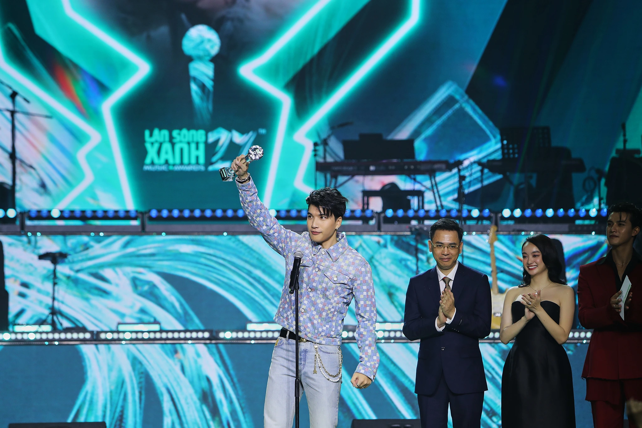 Làn Sóng Xanh 2024: HIEUTHUHAI vượt Sơn Tùng M-TP nhận 3 giải, Soobin đoạt Làn Sóng Xanh 2024: HIEUTHUHAI vượt Sơn Tùng M-TP nhận 3 giải, Soobin đoạt