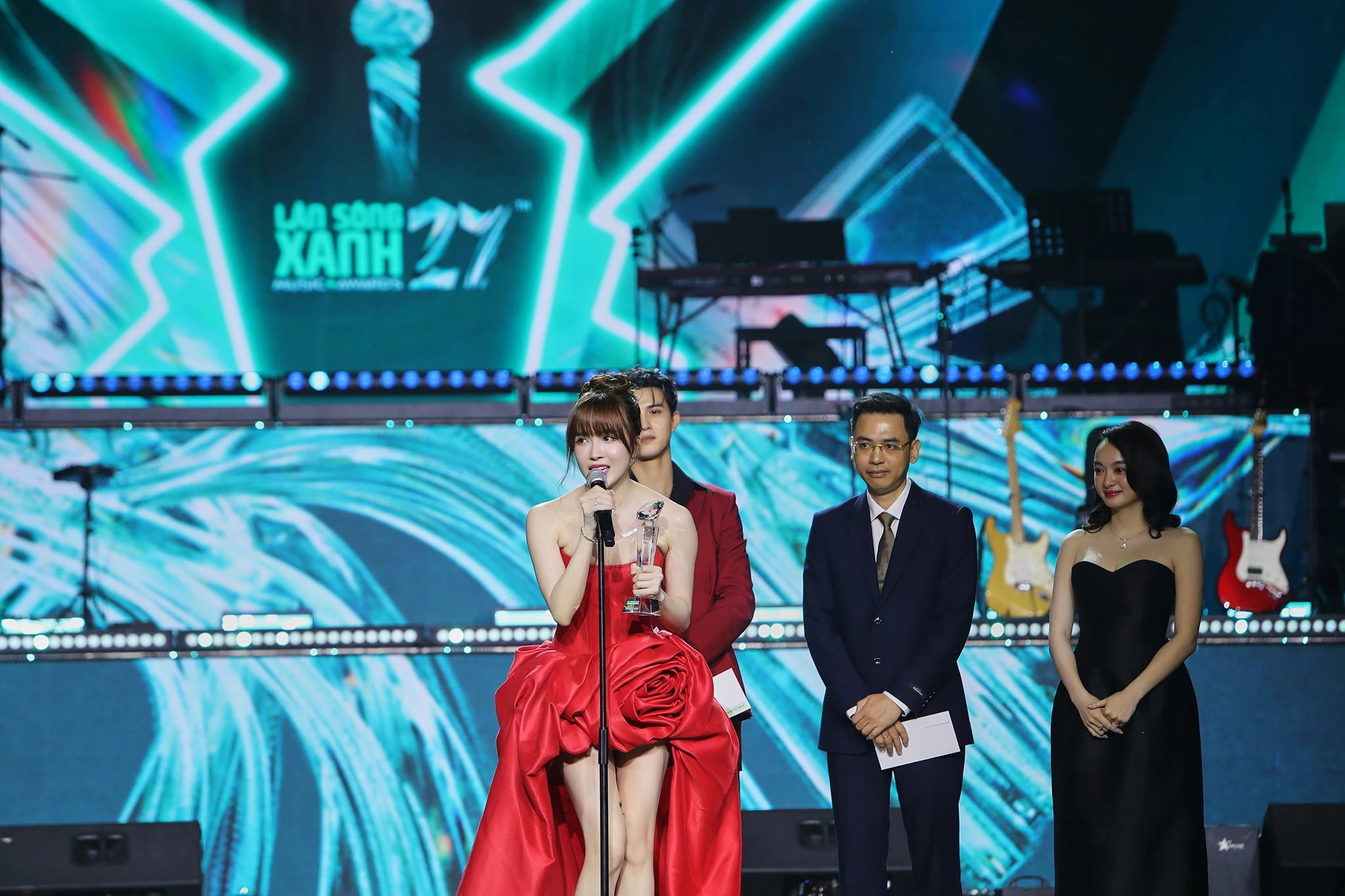 Làn Sóng Xanh 2024: HIEUTHUHAI vượt Sơn Tùng M-TP nhận 3 giải, Soobin đoạt Làn Sóng Xanh 2024: HIEUTHUHAI vượt Sơn Tùng M-TP nhận 3 giải, Soobin đoạt