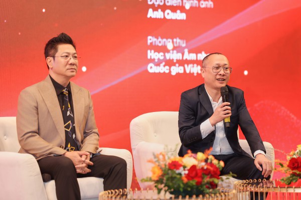 NSND Quốc Hưng hát 