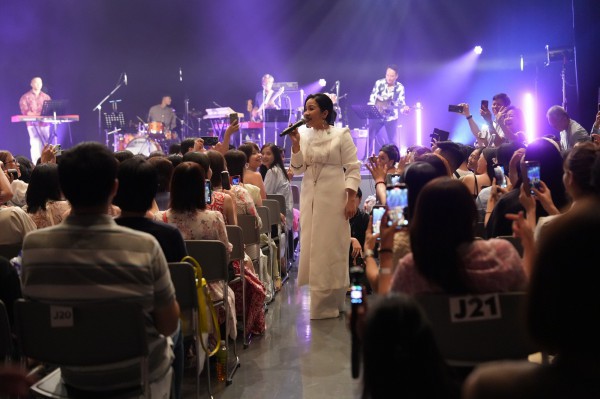 Nghệ sĩ Việt mang show ra quốc tế