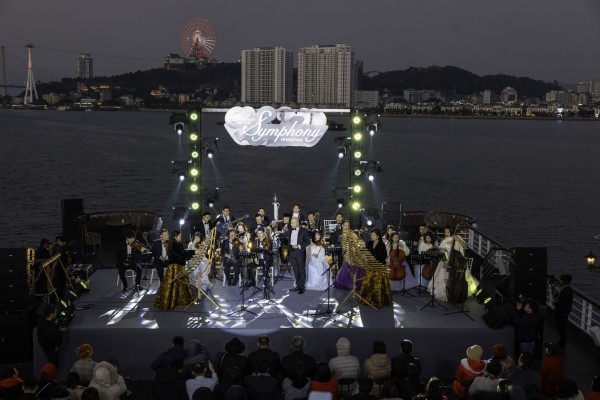Nhạc trưởng Đồng Quang Vinh cùng dàn nhạc “Sức sống mới” trình diễn trên Vịnh Hạ Long
