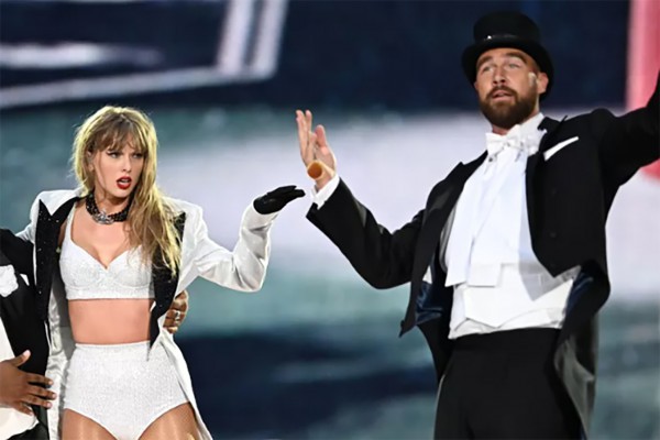 Taylor Swift lần đầu biểu diễn cùng bạn trai