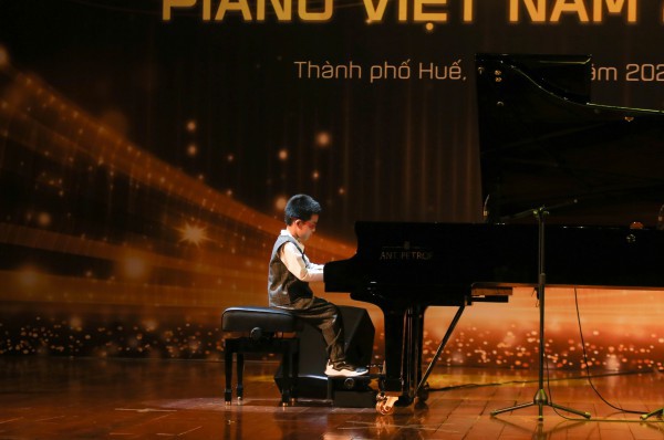 Tìm kiếm tài năng piano Việt Nam: Cậu bé khiếm thị chinh phục hàng trăm khán giả