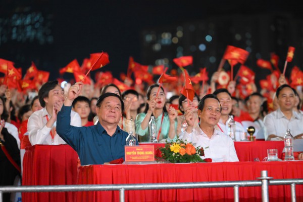 Tùng Dương, Hòa Minzy gây xúc động trong chương trình 