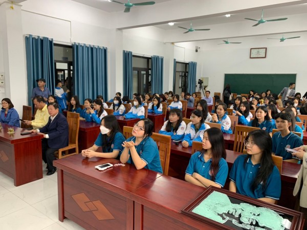 Đoàn nghệ sỹ về giao lưu cùng câu lạc bộ trường tại Quảng Ninh