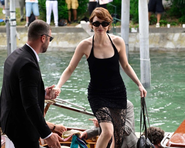 Emma Stone tin có người ngoài hành tinh sau khi đóng phim cùng chủ đề Emma Stone tin có người ngoài hành tinh sau khi đóng phim cùng chủ đề