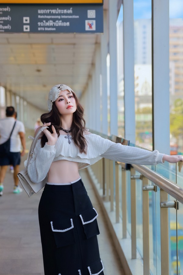 Hoa hậu Sella Trương gợi cảm trên đường phố Thái Lan
