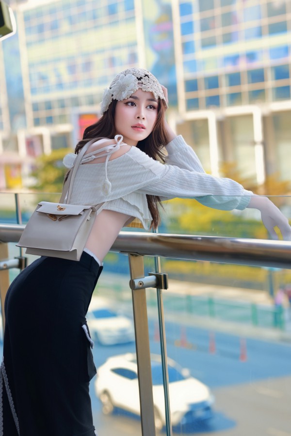 Hoa hậu Sella Trương gợi cảm trên đường phố Thái Lan