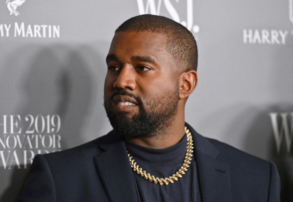 Kanye West bị lên án vì bán áo thun in chữ 