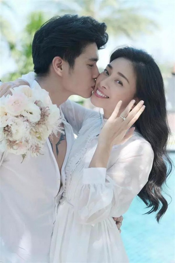 Không chỉ trùng ngày khoe tin vui, Minh Hằng và Ngô Thanh Vân còn suýt đụng hàng váy cưới?