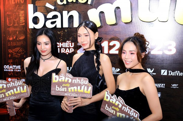 "Một nửa" showbiz và dàn "chị đẹp" gây "bão" tại thảm đỏ ra mắt phim mới của Diệu Nhi