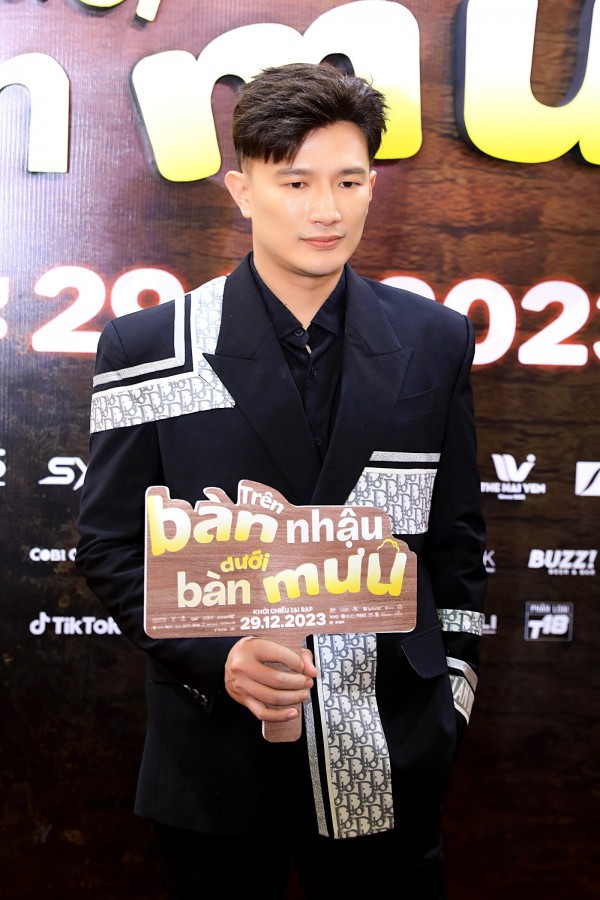 "Một nửa" showbiz và dàn "chị đẹp" gây "bão" tại thảm đỏ ra mắt phim mới của Diệu Nhi