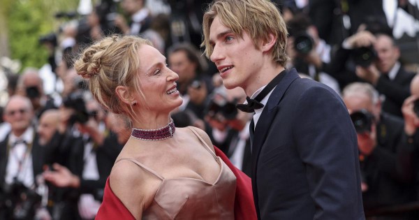 Mỹ nam gây chú ý nhất lễ khai mạc LHP Cannes 2023 vì nét lãng tử, có bố mẹ là sao hạng A đình đám