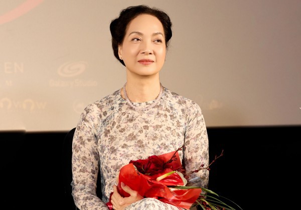 NSND Lê Khanh tuổi 63 vẫn áp lực với nghề, tiết lộ nguyên tắc giữ hôn nhân