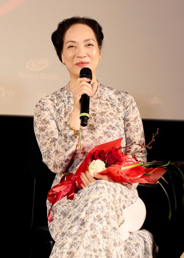 NSND Lê Khanh tuổi 63 vẫn áp lực với nghề, tiết lộ nguyên tắc giữ hôn nhân