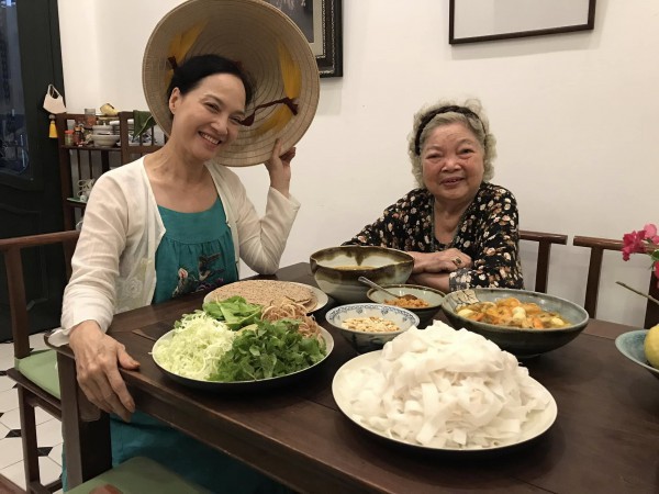 NSND Lê Khanh tuổi 63 vẫn áp lực với nghề, tiết lộ nguyên tắc giữ hôn nhân