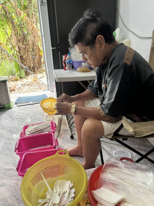 Nghệ sĩ Mai Trần phụ vợ bán hàng online vì trí nhớ giảm, không thể đóng phim Nghệ sĩ Mai Trần phụ vợ bán hàng online vì trí nhớ giảm, không thể đóng phim