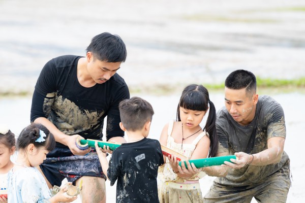 Nghệ sĩ Trung Ruồi, Duy Hưng, Hoàng Trung, Neko lần đầu cày cấy, mò cua bắt ốc Nghệ sĩ Trung Ruồi, Duy Hưng, Hoàng Trung, Neko lần đầu cày cấy, mò cua bắt ốc
