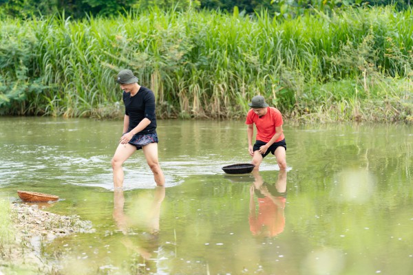 Nghệ sĩ Trung Ruồi, Duy Hưng, Hoàng Trung, Neko lần đầu cày cấy, mò cua bắt ốc Nghệ sĩ Trung Ruồi, Duy Hưng, Hoàng Trung, Neko lần đầu cày cấy, mò cua bắt ốc