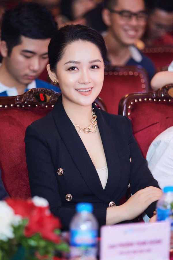 Người đẹp khiến Mai Phương Thúy trầm trồ, U40 gương mặt vẫn như hồi lớp 7