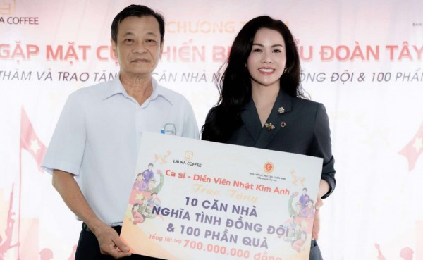 Nhật Kim Anh trao tặng 10 căn nhà tại Cần Thơ Nhật Kim Anh trao tặng 10 căn nhà tại Cần Thơ