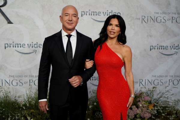 Tỉ phú Jeff Bezos và Lauren Sánchez quyên góp từ thiện trước lễ cưới Tỉ phú Jeff Bezos và Lauren Sánchez quyên góp từ thiện trước lễ cưới