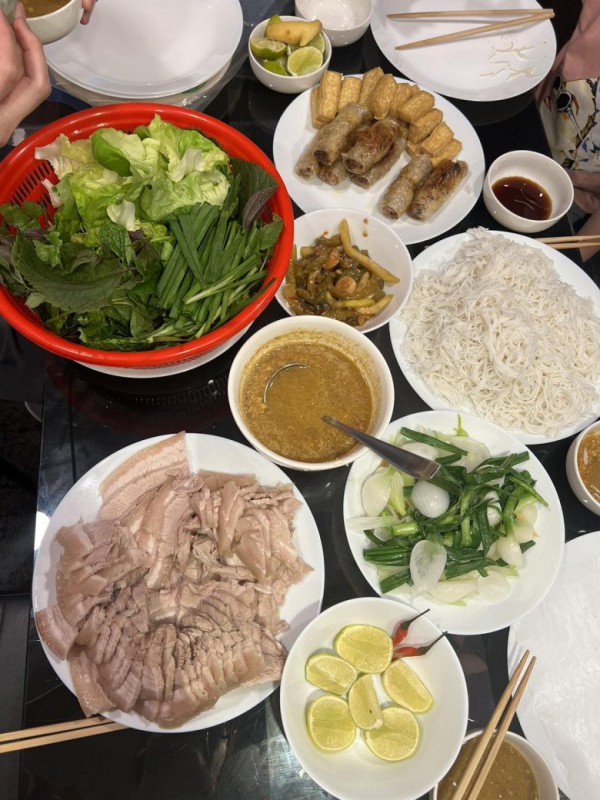 Trang Trần khoe món ăn dân dã, hài hước nói: "Gia cảnh nghèo khó không có tiền mua đồ Tây ăn"