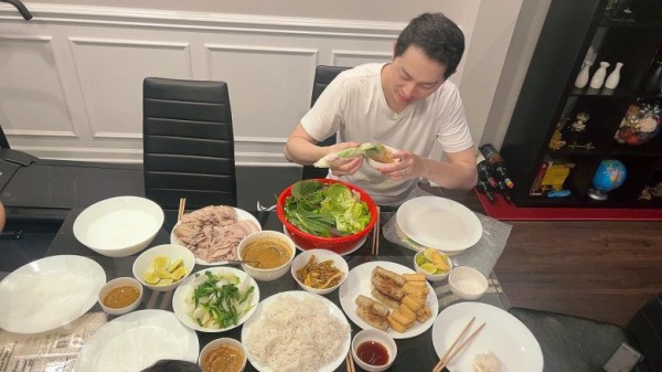 Trang Trần khoe món ăn dân dã, hài hước nói: "Gia cảnh nghèo khó không có tiền mua đồ Tây ăn"
