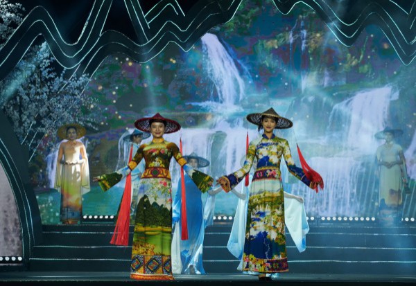 Chiêm ngưỡng bộ sưu tập áo dài thổ cẩm tôn vinh non nước Cao Bằng