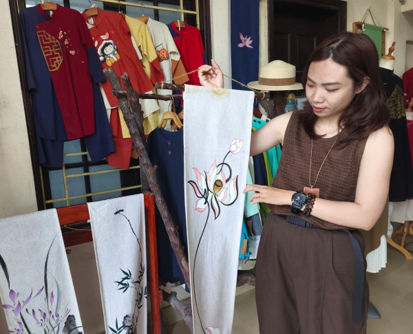 Chuyện người làm nghề độc lạ: Hồn di sản trên tà áo dài hiện đại