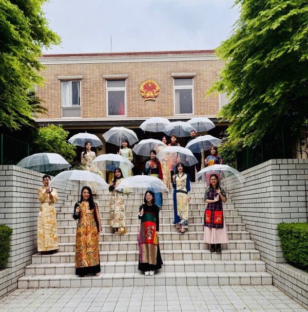 Giữ văn hóa truyền thống trong tà áo dài hiện đại Giữ văn hóa truyền thống trong tà áo dài hiện đại