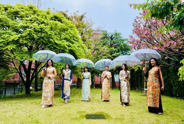Giữ văn hóa truyền thống trong tà áo dài hiện đại Giữ văn hóa truyền thống trong tà áo dài hiện đại