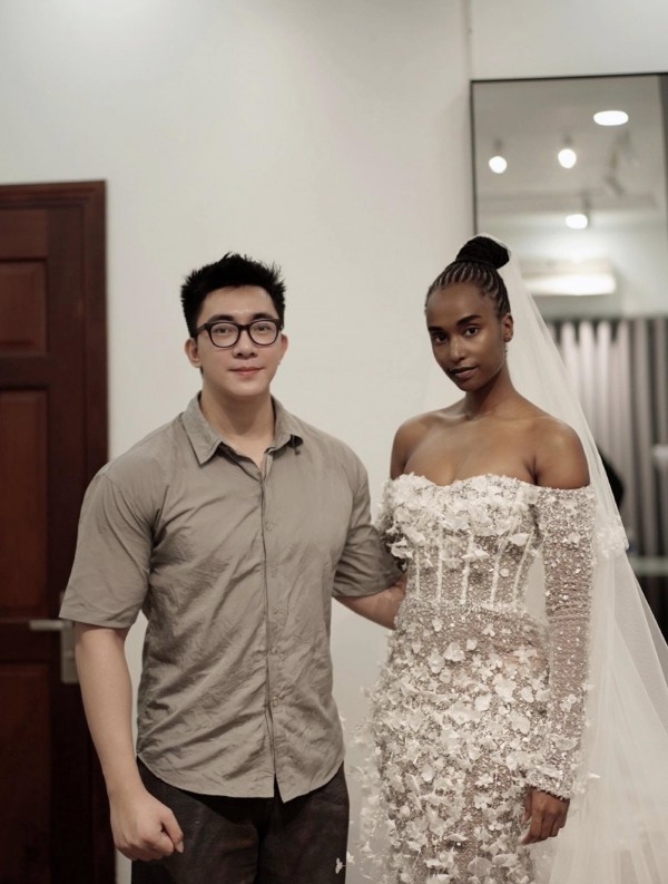 Hoa hậu Hoàn vũ 2019 diện váy của NTK Việt trong lễ cưới